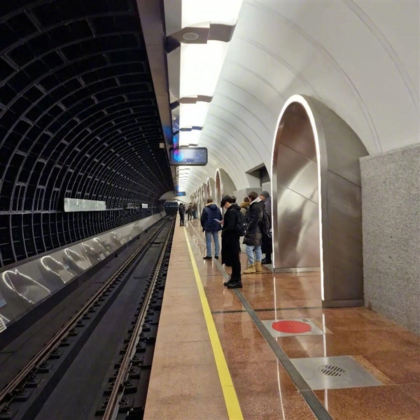 世界最长地铁环线在莫斯科全线通车：又飒又美 没有屏蔽门